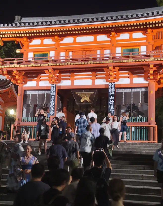 5 awesome reasons to visit the Yasaka Shrine in Gion