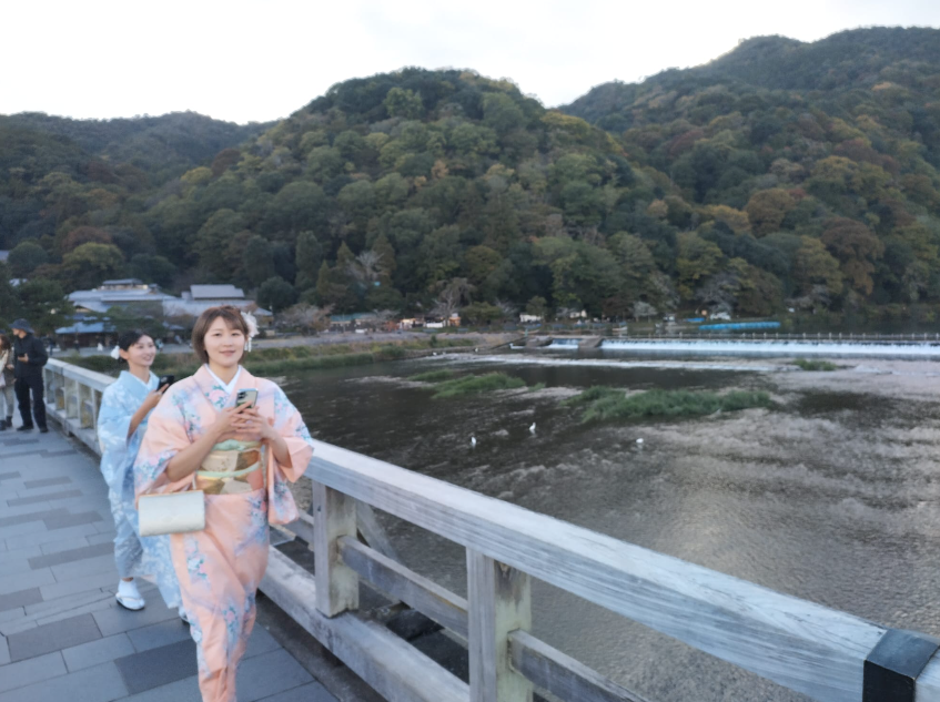 Do Japanese people still wear kimonos as regular clothing?